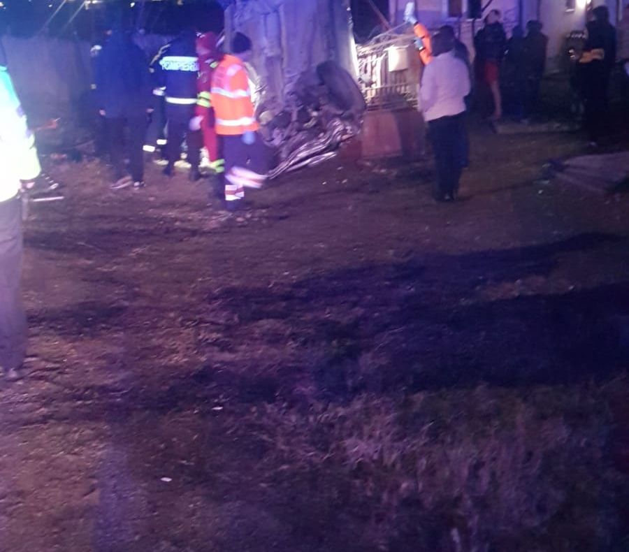 Olteni, accident în Vâlcea. Mașina lor a lovit un gard și un stâlp din beton