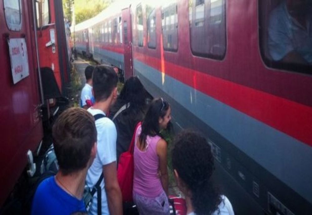 Olt: Trafic feroviar blocat în comuna Mihăeşti, după ce un macaz s-a stricat