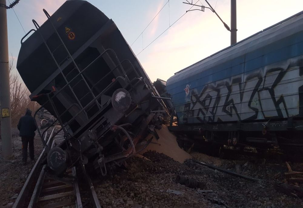 Când ar putea fi reluat traficul feroviar, în judeţul Olt. Două macarale de tonaj, aduse să ridice vagoanele răsturnate