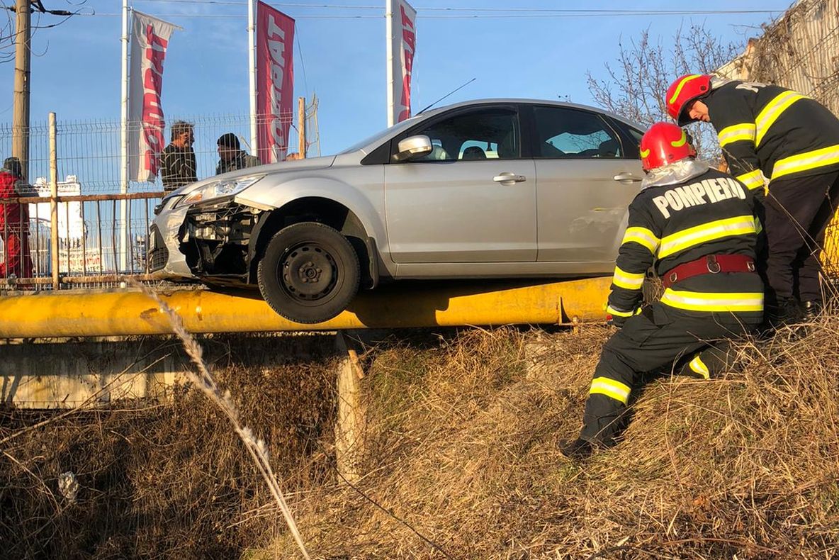 Călătorii, transbordaţi cu autocare între staţiile CFR Drăgăneşti-Olt şi Caracal. Trei trenuri anulate - VIDEO
