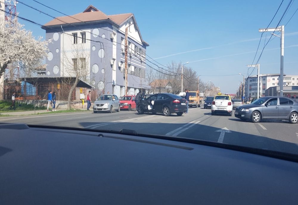 Accident la ieşirea dintr-un supermarket din Slatina