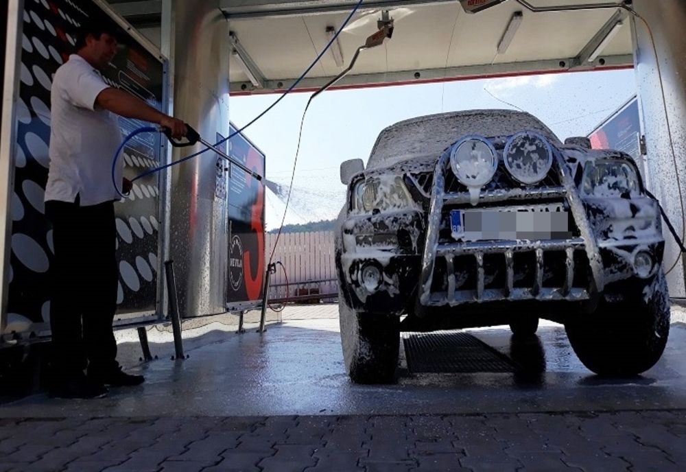 Poliţiştii din Slatina i-au amendat pe şoferii care au ieşit să-şi spele maşinile la "selfservice". Au încălcat Ordonanţa militară 3