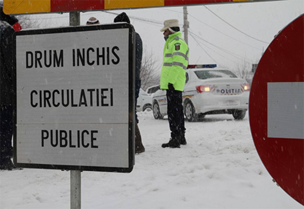 Olt: Mai multe tronsoane de drum, blocate din cauza zăpezii