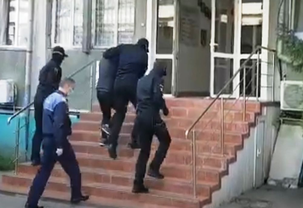 VIDEO. Poliţiştii din Caracal, ameninţaţi de un bărbat căruia i-au cerut să se legitimeze. El a fost reţinut pentru ultraj