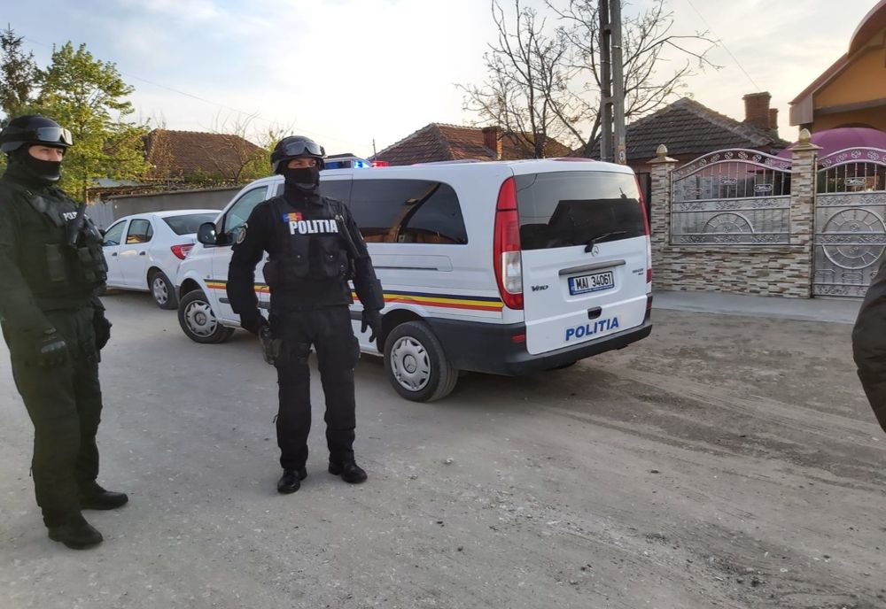 Mai mulţi romi din Piatra-Olt, amendaţi de poliţie după ce au făcut petrecere de Paşte
