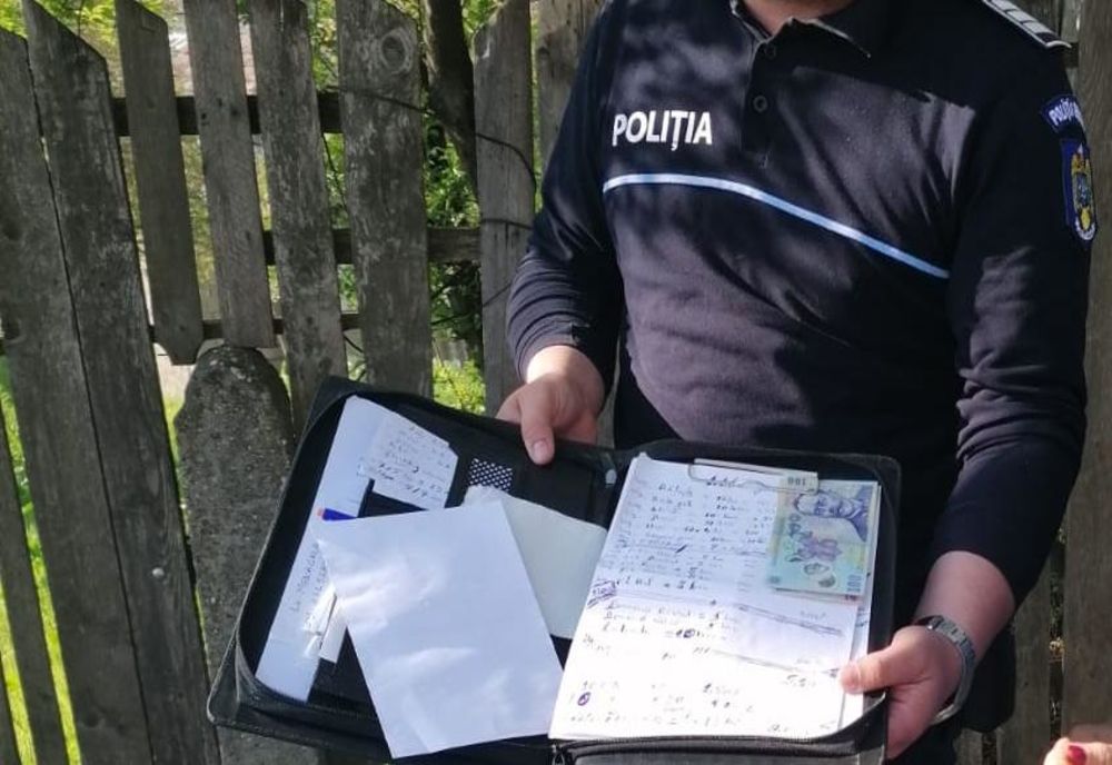 Un bărbat din Caracal a pierdut o mapă cu bani şi documente. Poliţiştii din Caracal au găsit-o şi i-au înapoiat-o