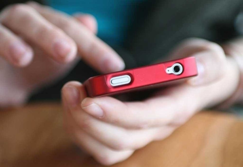 Patru copii dintr-o familie din Olt fac şcoală online cu un singur telefon cu internet