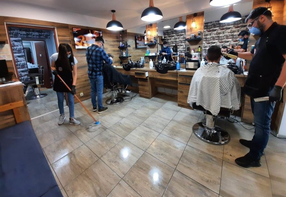 VIDEO. La frizer, după starea de urgenţă. Cum s-au desfăşurat lucrurile într-o frizerie din Slatina