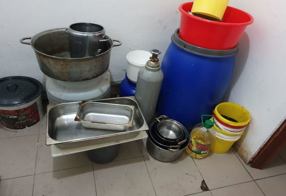 Condiţii de nedescris în bucătăria unui restaurant din Slatina care duce mâncare la centrele de carantină. Vase puse pe jos, alimente expirate