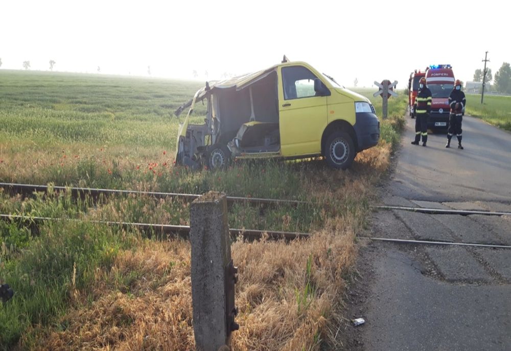 Accident feroviar în Olt. Autoutilitară lovită de tren