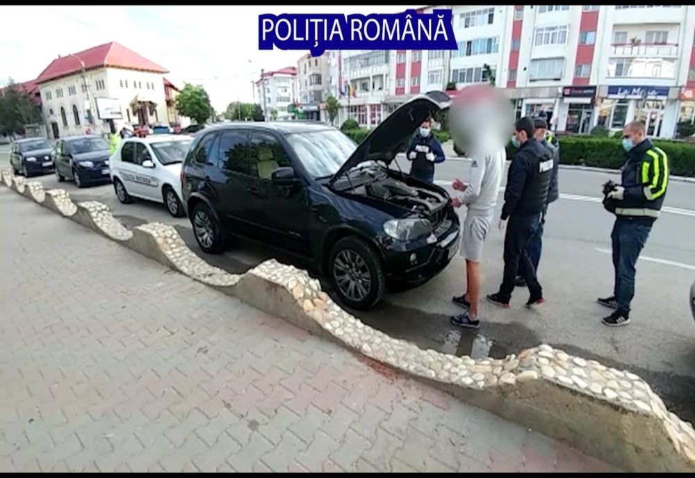 Fiul unui afacerist din Olt a condus pe străzile din Piteşti amenințându-și adversarii cu pistolul. Totul a fost transmis live pe Facebook