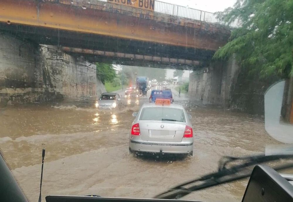 VIDEO. Străzile din Slatina, cuprinse de apă în urma unei ploi torenţiale