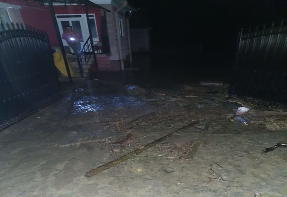 Inundaţii la Slatina şi Movileni. Pompierii au intervenit, noaptea trecută
