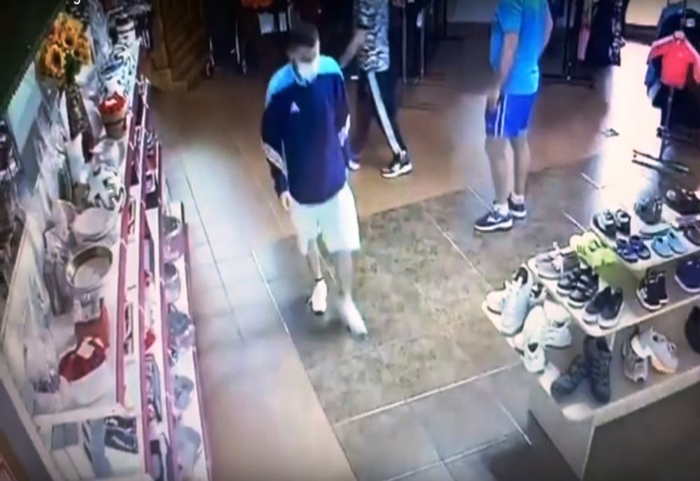 VIDEO. Imagini cu un bărbat care fură dintr-un magazin din Slatina, postate pe Facebook
