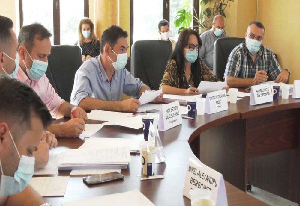 Primăria Slatina dă măşti şi dezinfectant elevilor şi profesorilor