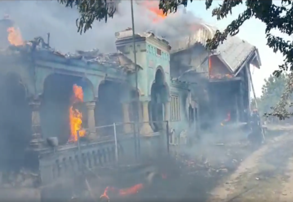 Incendiu în localitatea Strejești. Focul violent a izbucnit la o casă și s-a extins rapid la alte trei locuințe