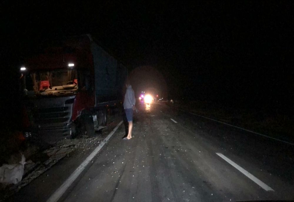 Accident mortal în Olt. Un bărbat a murit după ce a intrat cu maşina într-un TIR