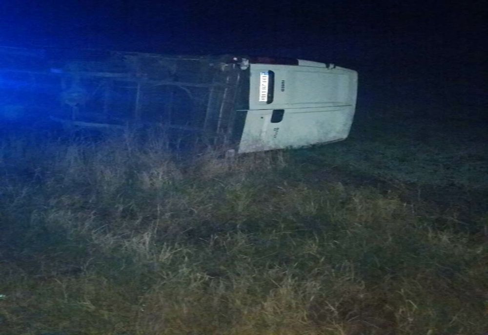 Accident în Olt. O autoutilitară a lovit un cap de pod şi s-a răsturnat