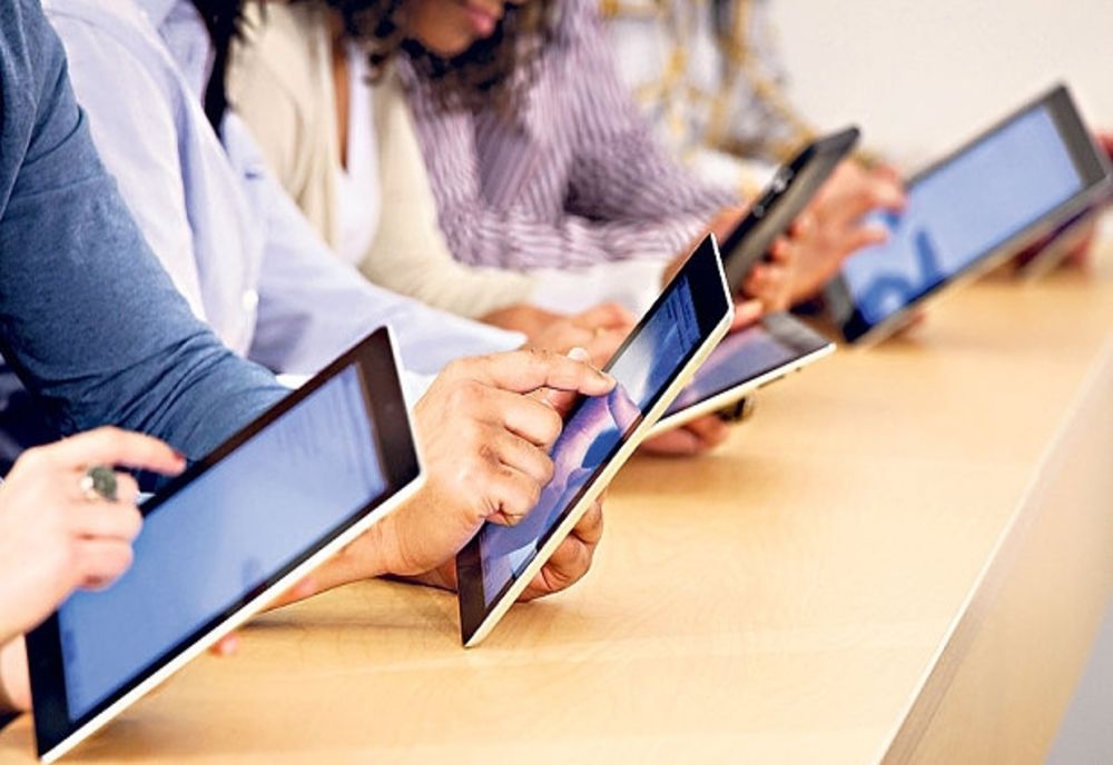 Într-o comună din Olt, elevii primesc tablete de la Primărie