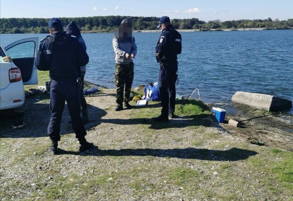 Tânăr din Băbiciu, prins de jandarmii olteni în timp ce pescuia ilegal cu setca