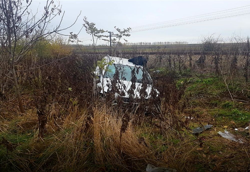 Șofer sub influența alcoolului. Mașină ieșită din decor