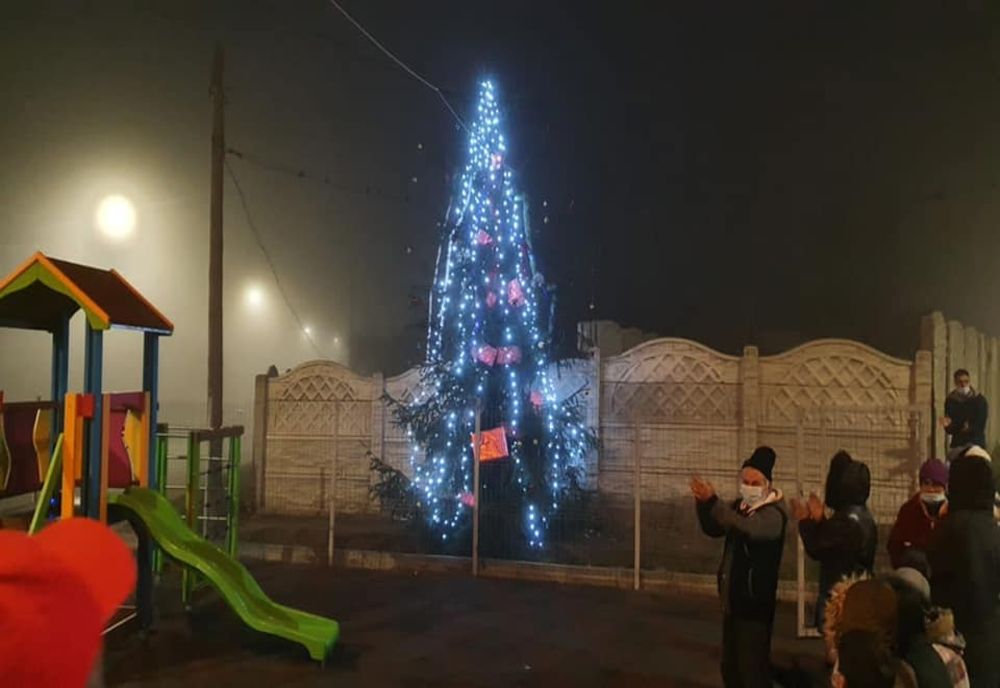 Un brad de Crăciun pentru fiecare cartier din Caracal