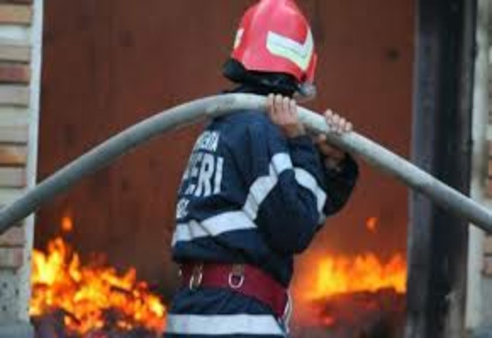 VIDEO. Incendiu produs de la un coş de fum, într-o comună din Olt