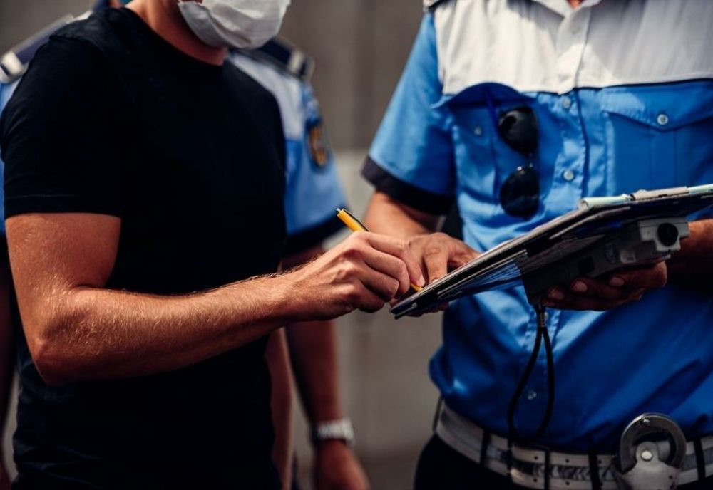 Peste 140 de olteni, amendaţi pentru că nu purtau masca de protecţie