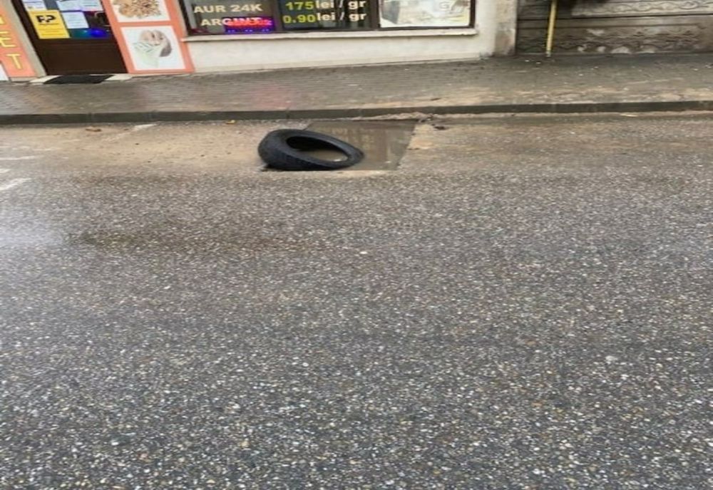 FOTO: Măsura luată de Primăria Caracal împotriva unei firme care a marcat o lucrare la carosabil prin amplasarea unei anvelope în crater