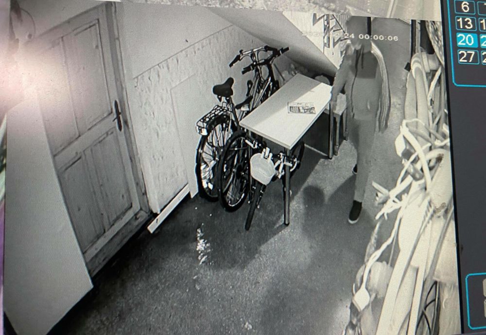 VIDEO. Ce se mai fură din scările blocurilor din Slatina. O familie a rămas fără bicicleta copilului