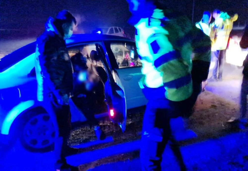 Balş: A furat maşina lăsată pornită de o femeie, în faţa unui supermarket, dar a fost prins de poliţişti într-un timp record