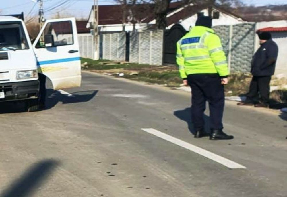 Bătrânică spulberată de un autoturism, când venea de la biserică. Femeia a murit la spital