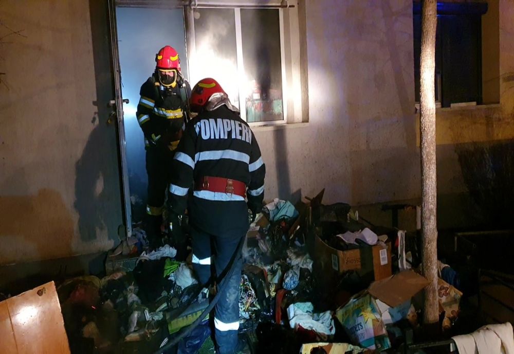 VIDEO. Magazin de articole de îmbrăcăminte second-hand din Slatina, cuprins de un incendiu