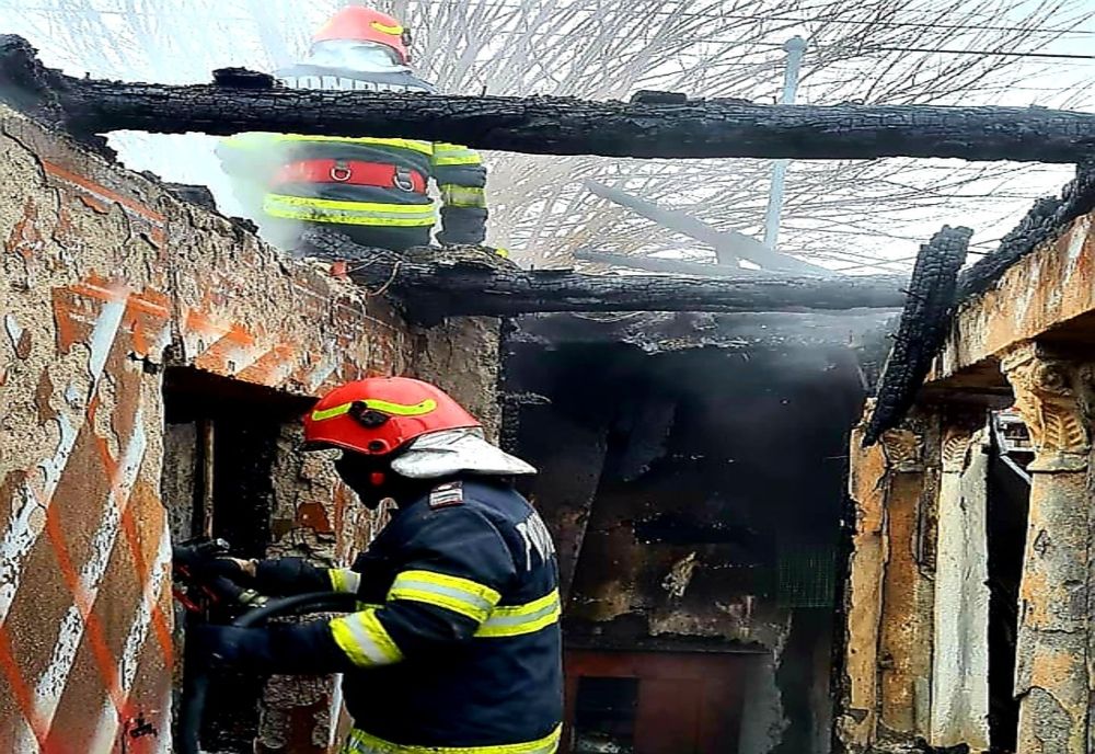 VIDEO. Lăsaţi fără acoperiş deasupra capului, în miezul iernii