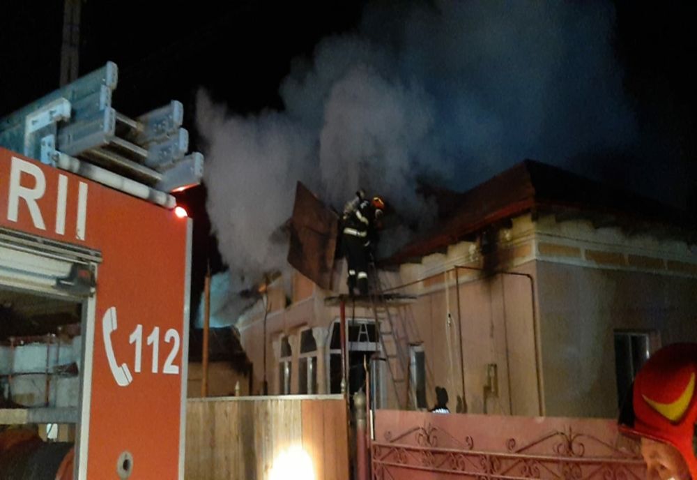 Slatina: Incendiu la acoperişul unei locuinţe din cauza sobei (VIDEO)