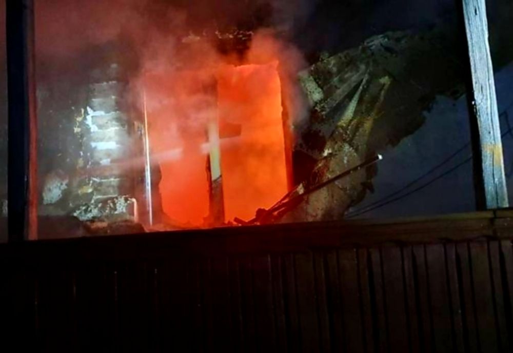 Incendiu puternic la o locuinţă din Priseaca, sâmbătă noaptea