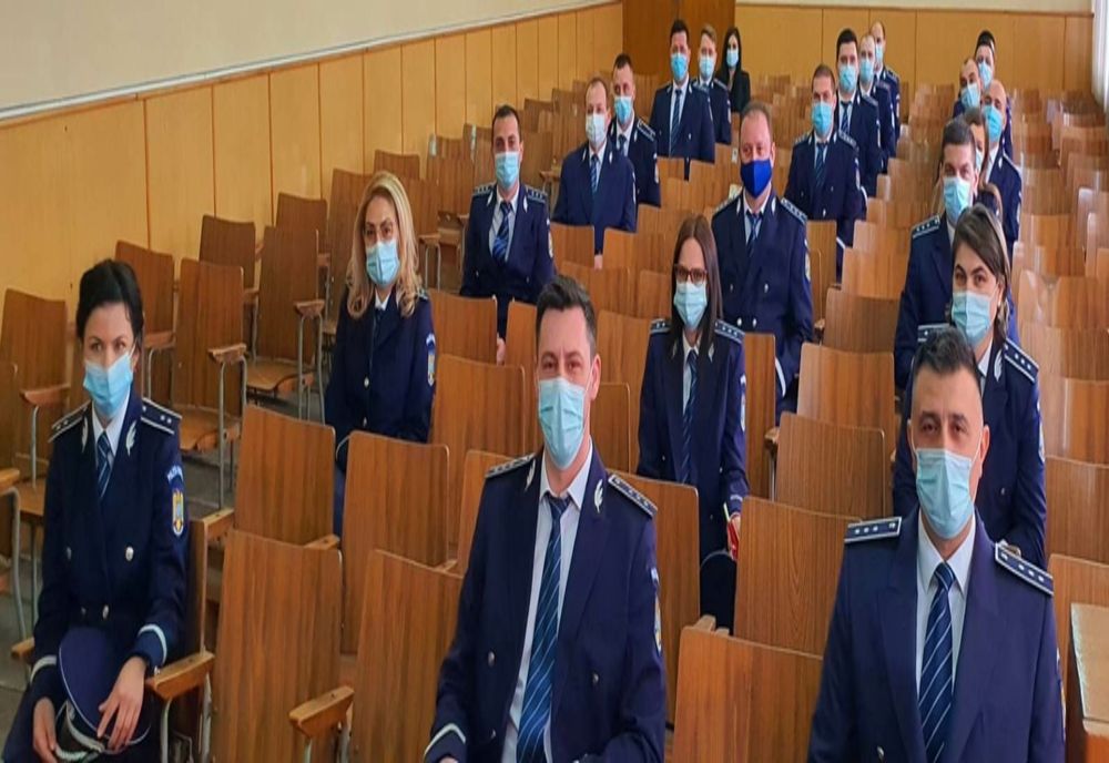 Polițiști din Olt, avansați în grad după ce au promovat concursul de trecere în corpul ofiţerilor