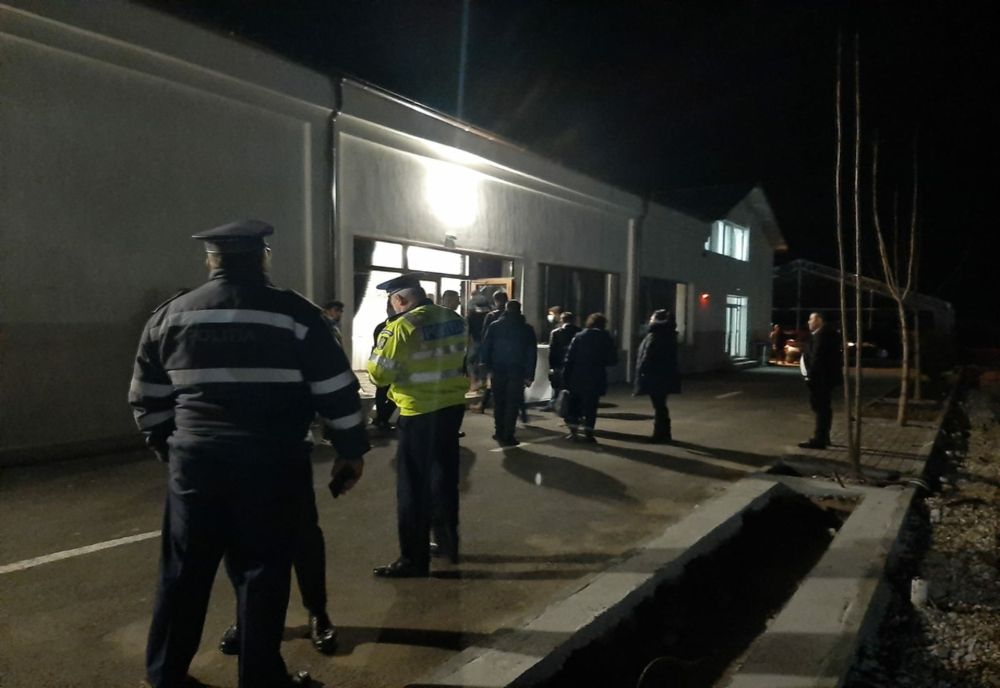 Olt: Botez întrerupt de poliţişti. Amenzi aplicate participanţilor