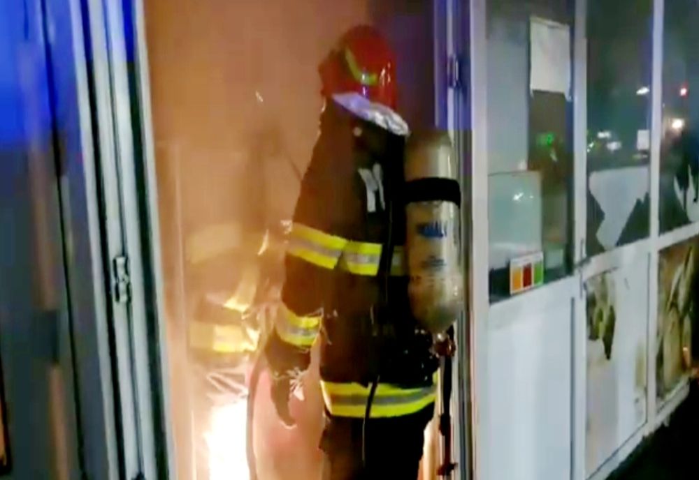 Incendiu puternic sâmbătă seara, într-un magazin din Slatina