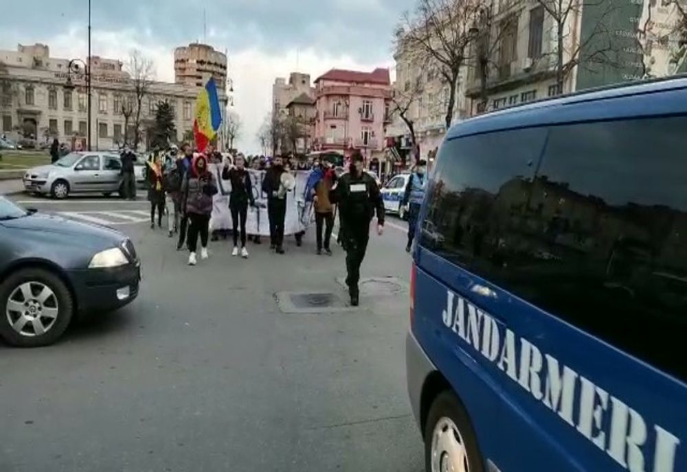 Proteste la Slatina. Un bărbat a fost amendat după ce a urinat în public