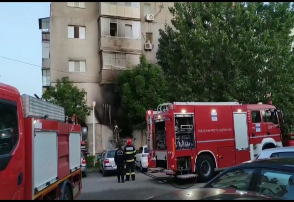 VIDEO: 17 persoane, printre care cinci copii, evacuate dintr-un bloc din Slatina, în urma unui incendiu