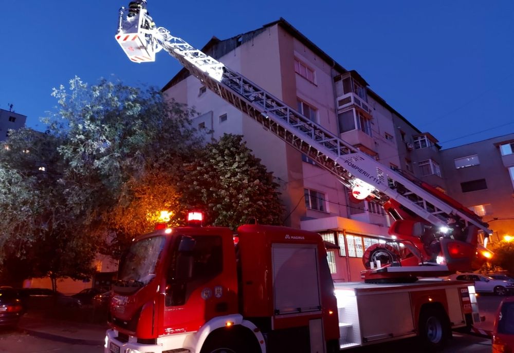 Plăci de azbociment, de la acoperişul unui bloc din Slatina, îndepărtate de pompieri