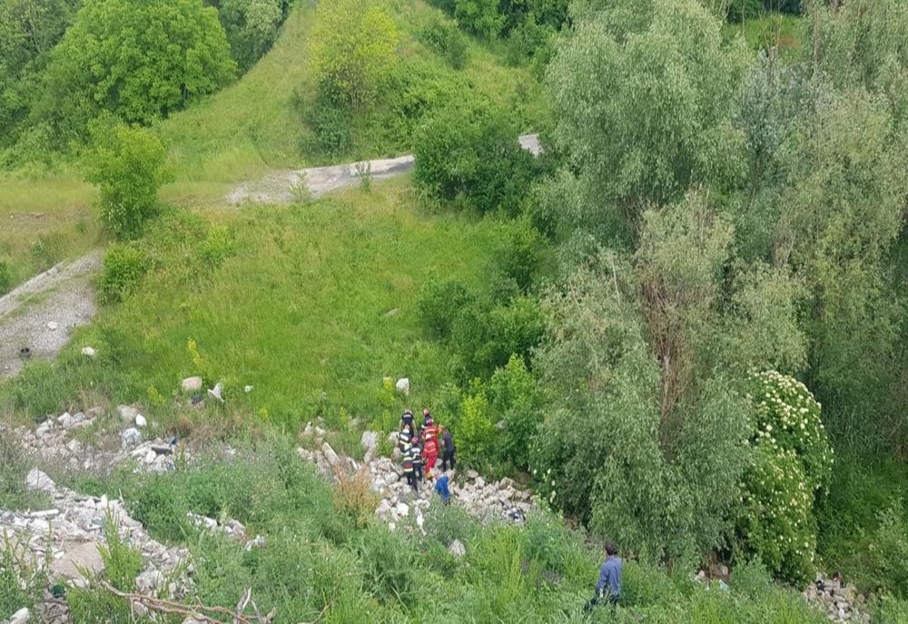 VIDEO. Dispărut de trei zile, un bătrân a fost găsit în zona unei mlaştini din Slatina