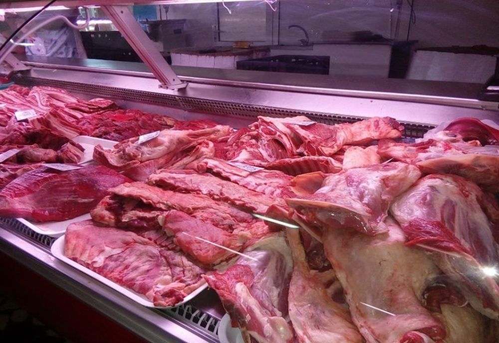 Olt: Amenzi şi zeci de kilograme de carne de porc confiscate de DSVSA, în urma unor controale
