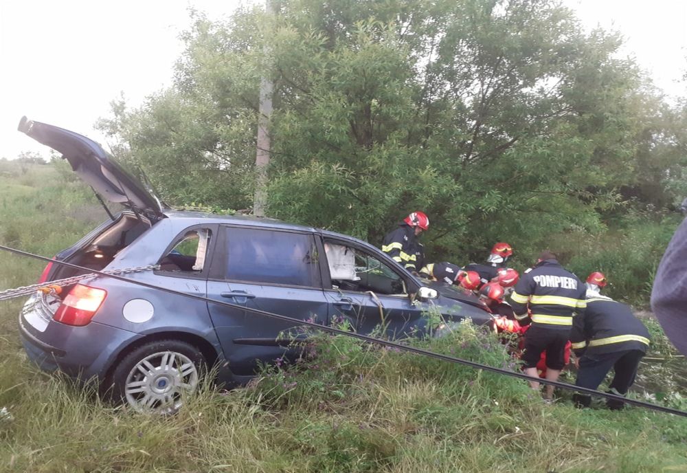 VIDEO. Olt: Un bărbat, în stare gravă după ce a căzut cu maşina într-un canal cu apă, la Brâncoveni