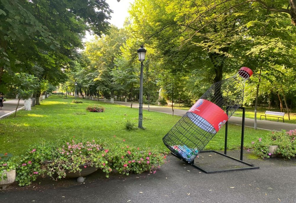 În Parcul Poroineanu din Caracal a fost instalat un spaţiu de colectare pentru sticlele de plastic