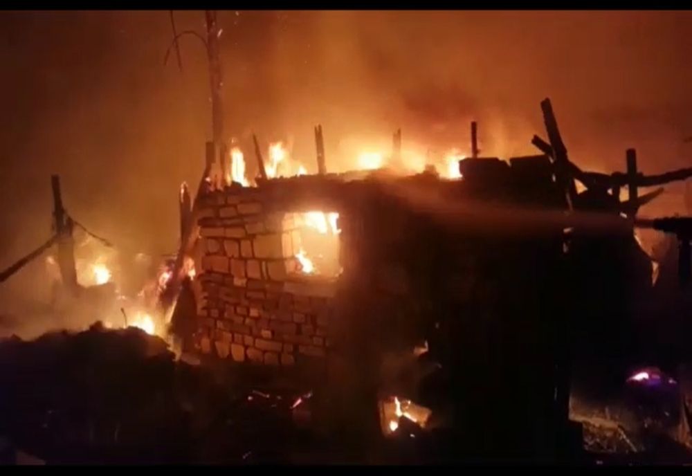Anexe din două curţi, cuprinse de un incendiu, la Caracal (VIDEO)