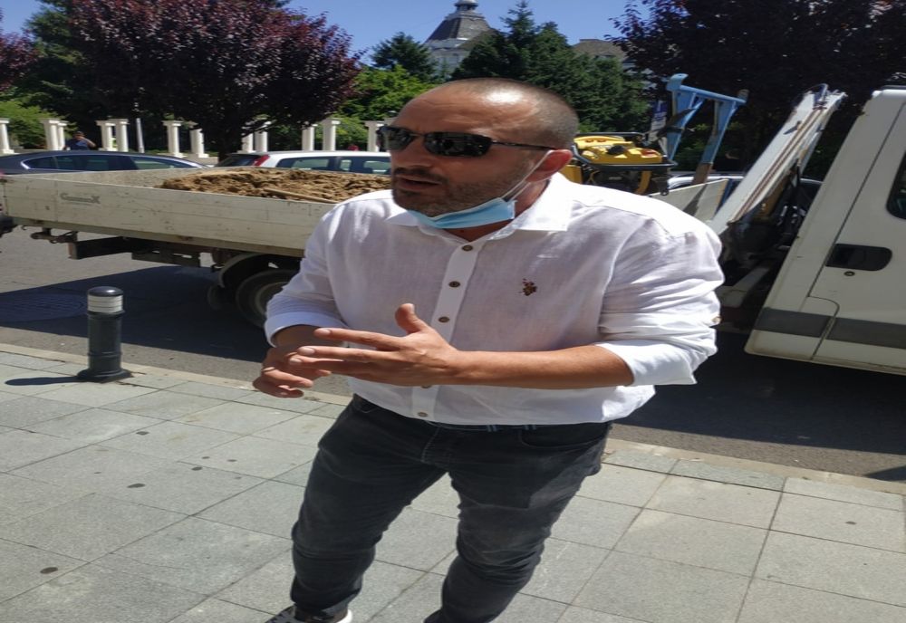 Protest la CJ Dolj. Patronul unei firme ameninţă cu greva foamei