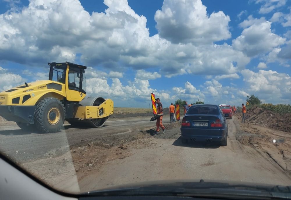 VIDEO. Trafic îngreunat la ieşirea din Slatina spre comuna Brebeni, din cauza lucrărilor la Drumul Expres