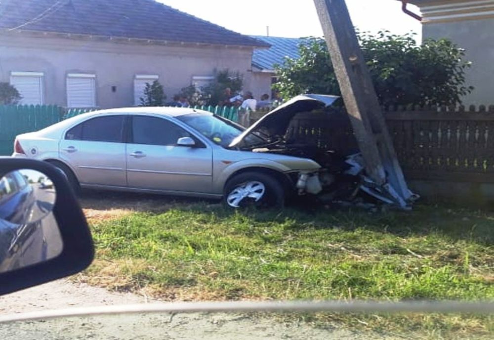 Olt: Un tânăr a intrat cu maşina într-un stâlp de electricitate 